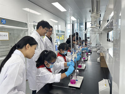 探秘新材料未來 青少年創(chuàng)新實(shí)驗(yàn)室里的科學(xué)初體驗(yàn)